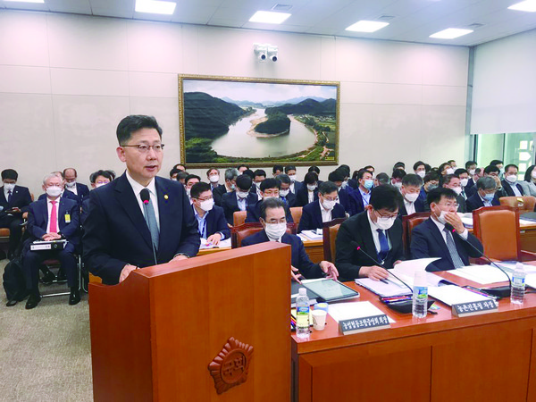 지난달 27일 진행된 국회 농해수위 소관 부처·기관 업무보고에서 김현수 농식품부 장관(사진 왼쪽)이 업무보고를 하고 있다.