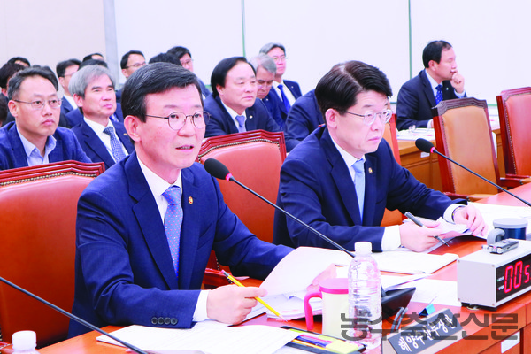 지난해 국회 농림축산식품해양수산위원회의 해양수산부 종합감사에서 문성혁 해양수산부 장관이 의원 질의에 답변하고 있는 모습.