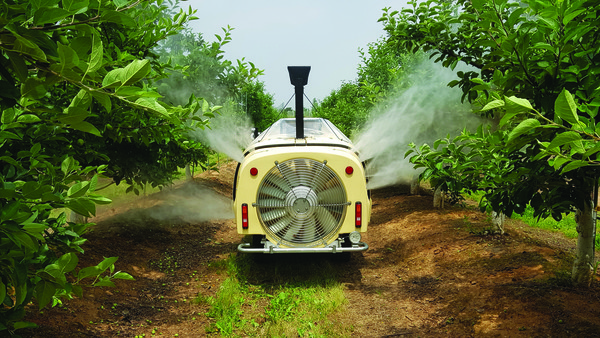첨단 ICT기술을 접목한 방제로봇은 농업인들로부터 농약으로 인한 약해사고를 방지할 수 있다.