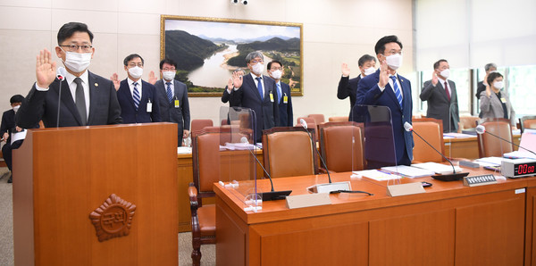 지난 7일 국회에서 열린 농림축산식품부 국정감사에서 김현수 농림축산식품부 장관(왼쪽) 등이 선서를 하고 있다. [사진제공=공동취재단]