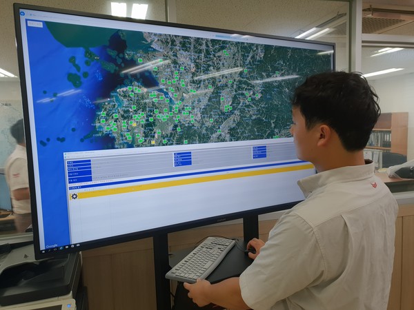 SA-R 시스템을 실시간 모니터링하고 있다.