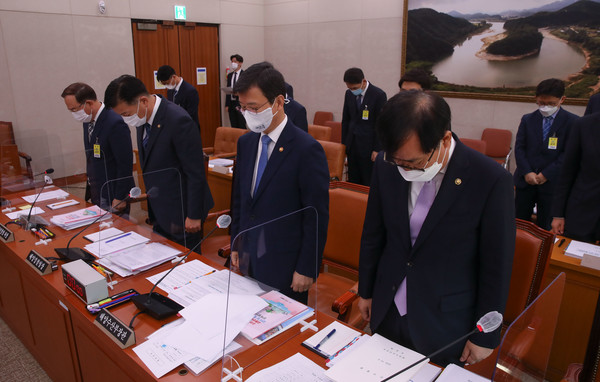 지난 8일 열린 해수부 국정감사에서는 농해수위 소속 의원들은 해수부 공무원 피격사건과 외국인 선원 인권문제, 이내비게이션 보급 대상 확대 등 현안 사항에 대한 질의가 이뤄졌다. 사진은 문성혁 해수부 장관 [사진 오른쪽 두번째]을 비롯한 해수부, 해경 소속 고위공무원들이 북한에 의해 피격후 실종된 공무원을 추모하는 묵념을 하고있는 모습  [사진제공=공동취재단]