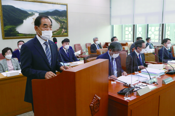 지난 12일 농해수위 회의실에서 열린 국정감사에서 김인식 한국농어촌공사 사장(사진 왼쪽)이 업무보고를 하고 있는 모습. [사진제공=공동취재단]