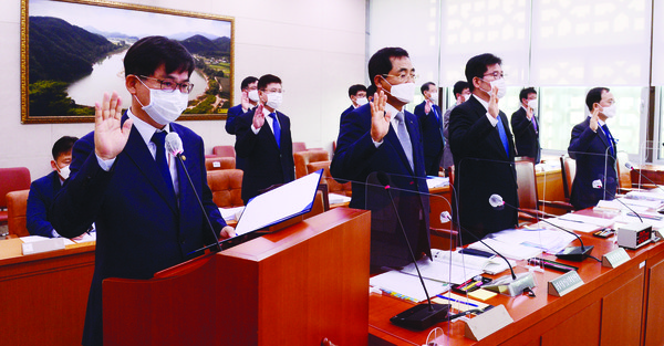 지난 13일 진행된 국정감사에서 허태웅 농촌진흥청장(사진 왼쪽부터)과 오병석 농림식품기술기획평가원장, 이용범 농진청 차장, 박철웅 농업기술실용화재단 이사장이 선서를 하고 있다. [사진제공=공동취재단]