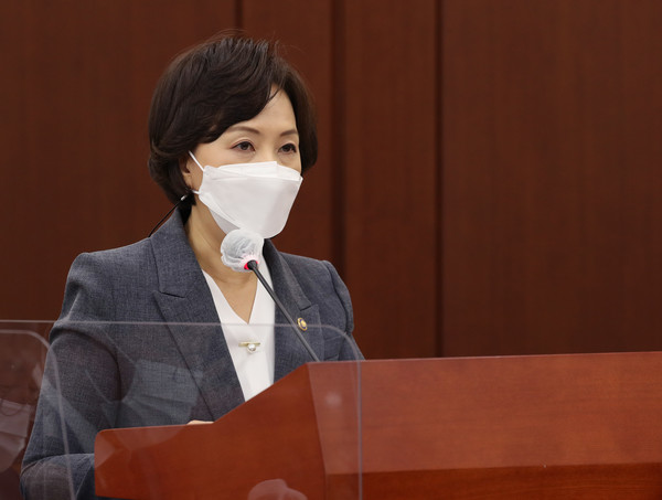 지난 13일 보건복지위 회의실에서 열린 국정감사에서 이의경 식품의약품안전처장이 업무보고를 하고 있는 모습. [사진제공=공동취재단]