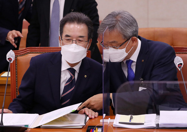 지난 16일 열린 국회 농림축산식품해양수산위원회 농협중앙회 국정감사에서 이성희 농협중앙회장(사진 왼쪽)이 장철훈 농업경제대표이사(사진 오른쪽)와 함께 체크사항을 점검하고 있다. [사진제공=공동취재단]