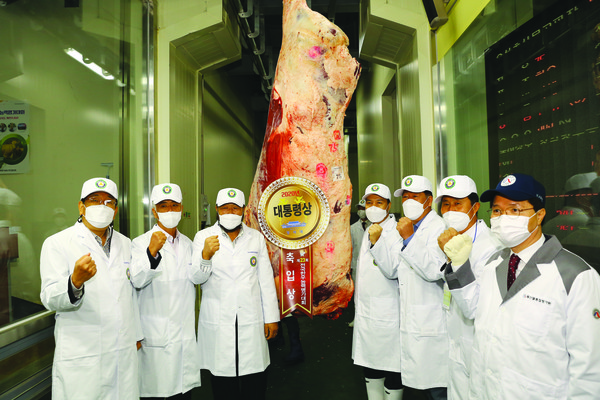 대통령상을 수상한 김용복 씨(사진 왼쪽 세 번째)와 대회 관계자들이 수상축과 함께 기념사진을 촬영하고 있다.