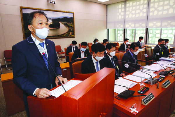 박종호 산림청장이 지난 15일 열린 국정감사에서 업무보고를 하고 있다.