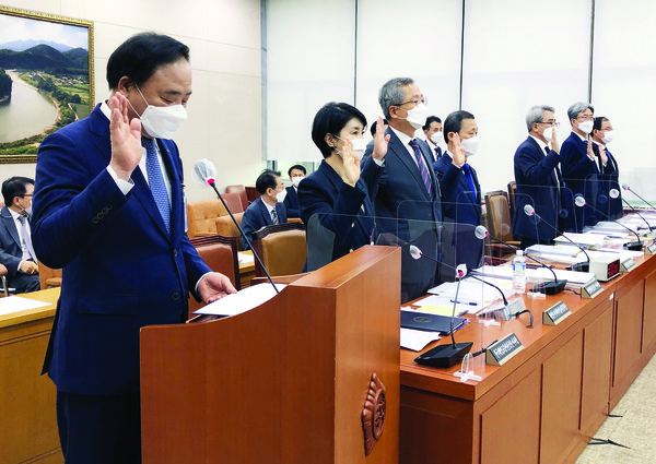 지난 22일 열린 수협중앙회와 해수부 산하기관에 대한 국정감사에서 농해수위 의원들은 피감기관에 어업인 권익 보호를 위한 다양한 대책을 마련·시행해줄 것을 주문했다. 사진은 임준택 수협중앙회장(사진 왼쪽 첫 번째)을 비롯한 피감기관장들이 국정감사에 앞서 증인선서를 하고 있는 모습. [사진제공=공동취재단]