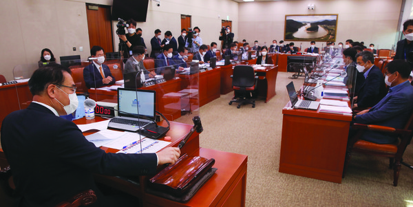 올해 해양수산부문 국정감사에서는 산적한 문제들을 제대로 꼬집기보다 어업지도선 공무원 피격사건에 많은 시간이 할애돼 아쉬움을 남겼다.  [사진제공=공동취재단]