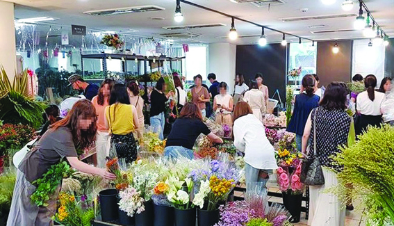 꽃팜은 온라인을 통한 도매거래와 함께 오프라인 매장도 함께 운영하며 구매자의 요구를 충족시키고 있다.