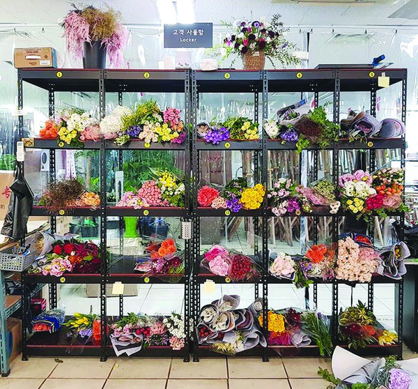 전국으로 배송예정인 각종 꽃들이 보관된 고객사물함.