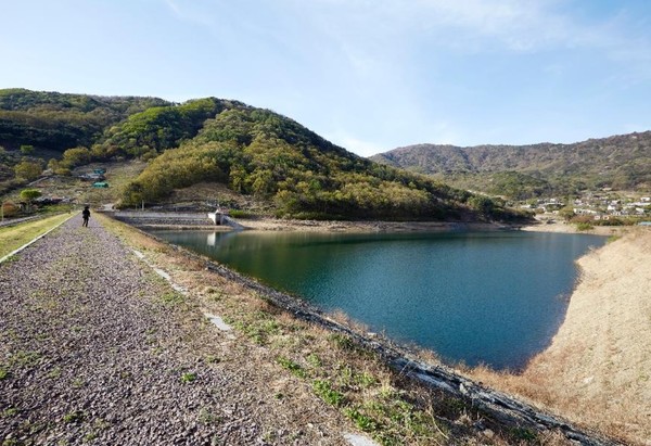 김해 진례저수지 전경. 대부분의 소규모 농업 저수지는 이처럼 수문이 따로 설치돼 있지 않고 여수로로 넘치는 물을 흘려보내느 식으로 조성돼 있다.