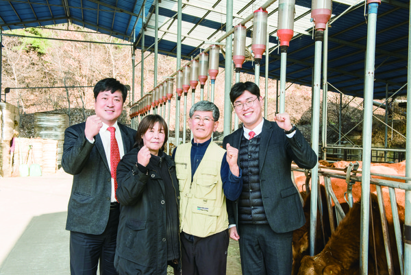 김상원 우성사료 경북지구부장과 구암농장 이동명·이상순 사장 부부, 최재석 축우부장(왼쪽부터)이 한우산업의 발전을 기원하며 파이팅을 외치고 있다.