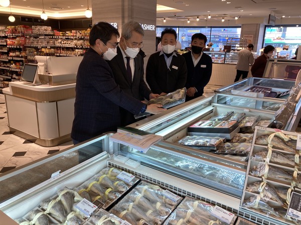 홍진근 수협중앙회 대표이사(사진 좌측에서 두번째)가 지난 28일 신세계백화점 수협매장을 방문해 수산물 수급 상황을 점검하고 있다