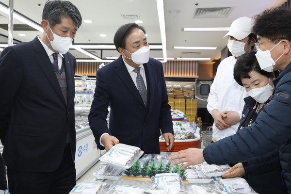 임준택 수협중앙회장(사진 좌측에서 두번째)이 지난 3일 서울 동작구 수산물 전문매장을 방문해 수산물을 살펴보고 있다.