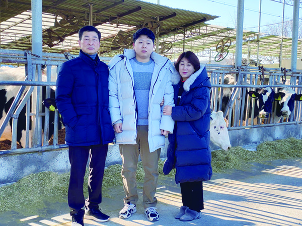 김용기 대표(왼쪽부터)와 아들 김선중 씨, 아내 안순미 씨 모습.