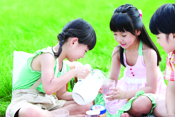 우유를 섭취하지 않는 초·중·고생의 칼슘 부족 가능성이 우유를 섭취하는 학생들 보다 높다는 연구결과가 나왔다.