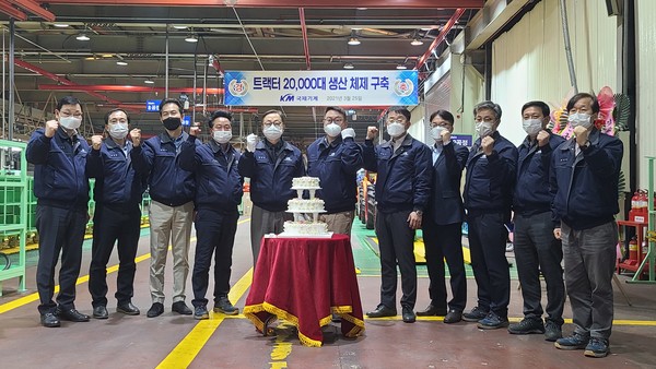 국제기계는 지난 25일 옥천 생산공장에서는트랙터 제2생산라인의 완공을 기념, 진영균, 김태식 공동대표와 임직원이 참석해 간단한 기념행사를 진행했다.