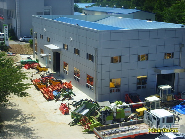 농기계임대사업은 소농중심의 우리나라 농업구조에 적합한 정책으로, 농업인 만족도가 높은 제도로 자리매김하고 있다. 따라서 지속가능한 농기계임대사업을 위한 운영효율성 강화와 정책지원이 요구된다.