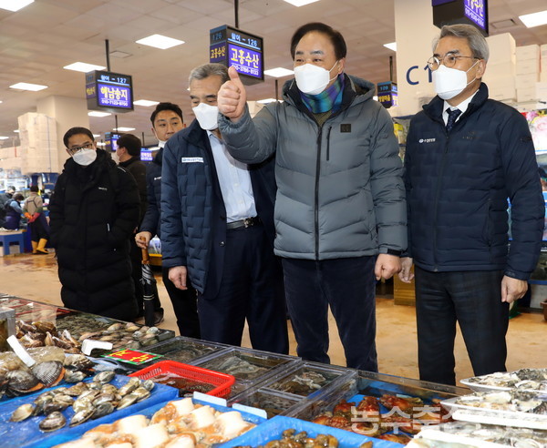 임준택 회장(사진 우측에서 두번째)이 지난 2월 설 명절을 앞두고 수협노량진수산을 찾아 수산물 수급동향을 살피고 유통 종사자들을 격려하고 있는 모습.