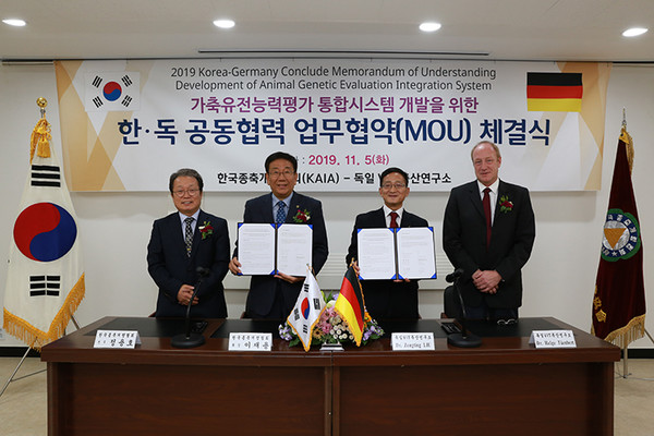 이재용 한국종축개량협회장(왼쪽 두 번째)은 지난 2019년 11월 5일 가축유전능력평가 통합시스템 개발을 위해 독일 VIT축산연구소와 업무협약을 체결했다. 