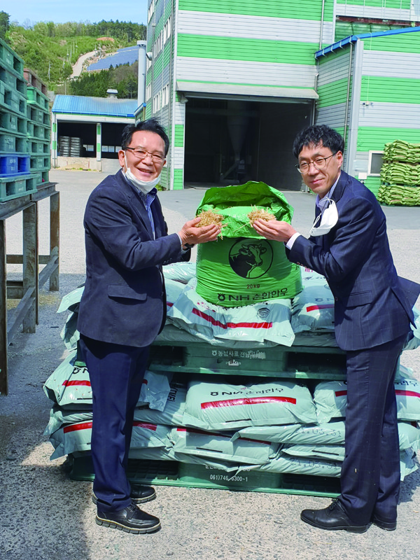 엄기대 NH순한한우조합공동사업법인 대표(사진 왼쪽)와 천창환 단장이 자체 생산한 명품 TMF사료를 소개하고 있다.