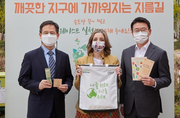 지난 23일 에버랜드 장미원에서 개최된 올가홀푸드 제로웨이스트 캠페인에 참석한 강병규 올가홀푸드 대표(오른쪽)와 겔라레 나더르 네덜란드 대사관 농무참사관(가운데), 박종경 P4G 서울 정상회의 준비기획단 심의관(왼쪽)이 제로웨이스트 패키지 구성품을 들고 캠페인 부스에서 기념촬영을 하고 있다.