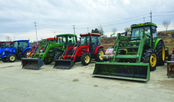 농촌에 즐비해 있는 노후 농기계 폐차지원사업이 본격화됨에 따라 미세먼지 저감과 농촌환경 개선정책에 탄력이 붙을 것으로 기대된다.