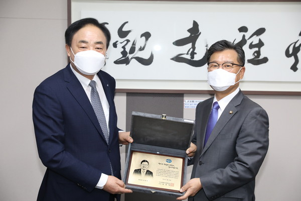 임준택 회장이 이양수 의원과 기념촬영을 하고 있다.