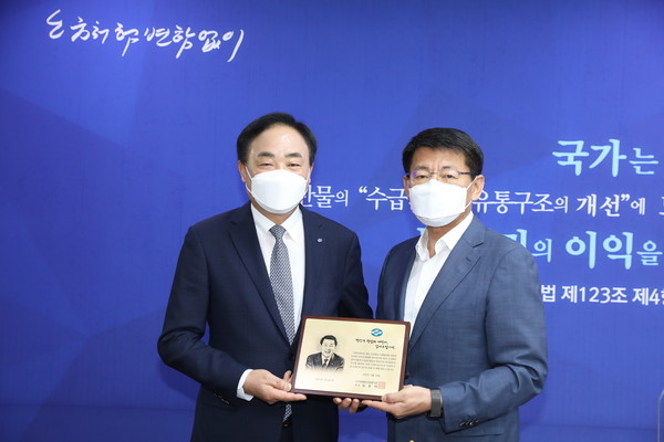 임준택 회장이 서삼석 의원과 기념촬영을 하고 있다.