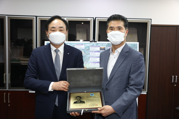 임준택 회장이 이원택 의원과 기념촬영을 하고 있다.