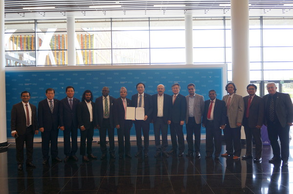 임준택 ICA수산위원회 의장(왼쪽으로부터 일곱 번째)과 세계 각국 회원단체장들이 지난해 10월 3일 르완다에서 열린 총회에서 지속가능한 수산업을 위한 키갈리 선언을 채택했다. 키갈리 선언은 △IPCC(기후변화에 대한 정부간 패널) 적극지지 △세계수산식품안전의 날 제정 △수산자원 확보를 위한 해상풍력 설치 반대·바다모래 채취 금지·불법어업 근절 △새로운 수요를 위한 수산식품 개발 △내수면 양식산업 육성 등을 골자로 한다.