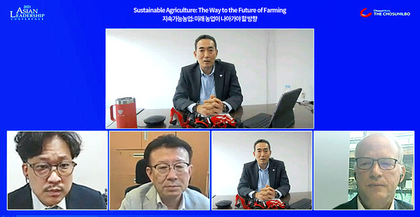 조선일보가 주최한 제12회 아시안리더십콘퍼런스(ALC)에 온라인으로 참석한 글로벌 농업 전문가들이 7월1일 ‘지속가능농업: 미래 농업이 나아가야 할 방향’을 주제로 토론하고 있다. 김도훈TYM 대표이사(상단). 김용주 충남대학교 바이오시스템기계공학과 교수, 노보루 노구치 훗카이도 대학 바이오연료·환경공학과 교수, 엘더트 반 헨텐 헤닝언 대학 연구센터 바이오시스템공학 교수(하단 좌측부터)