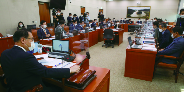 올해 국정감사의 주요 현안으로는 수산분야 탄소중립방안과 수산물 위판장 시설현대화, MSC인증 확대에 대한 대응방안이 꼽혔다. 사진은 지난해 열린 해양수산부 국정감사의 감사장 전경. [사진=공동취재단]
