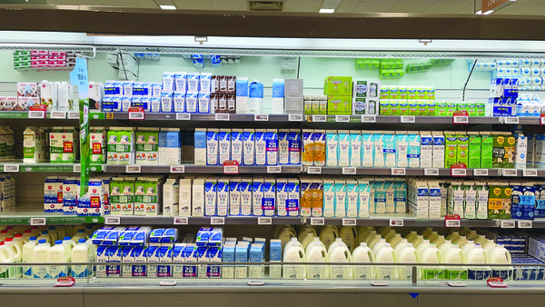 우유 가격 상승 요인을 두고 낙농업계와 정부의 입장이 달라 앞으로 열릴 2차 낙농산업 발전위원회에서 갈등이 예상된다. 사진은 서울 대형마트에서 판매 중인 우유.