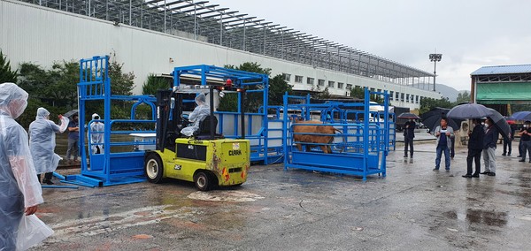  지금강이엔지는 지난 2일 전남 장성 공장에서 농협전남지역본부 축산사업단과 함께 '가축 유도몰이 장치·이송용 케이지'에 대한 시연회를 가졌다.