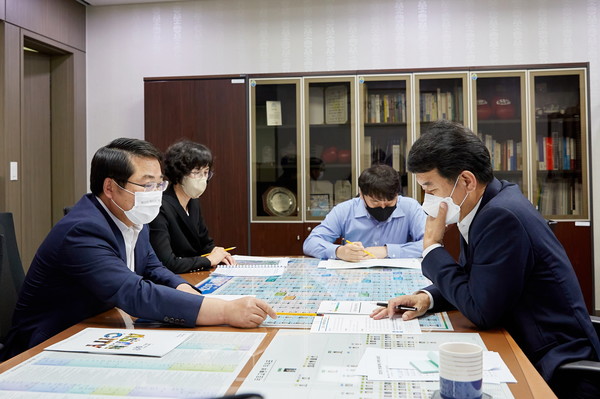 오세현 시장이 문진석 의원을 만나는 장면.
