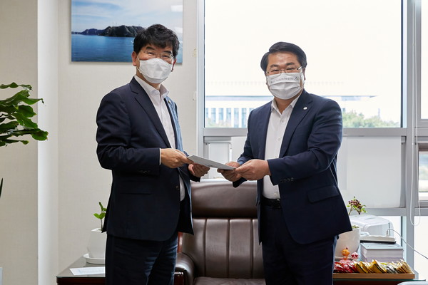 오세현 시장이 박완주 의원을 만나서 건의 사항을 전달하는 장면.