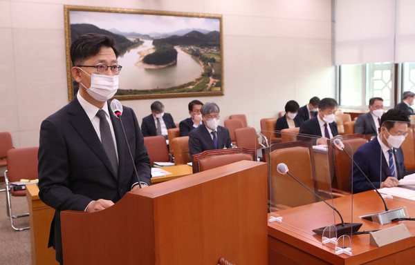 지난해 10월 7일 국회에서 열린 농림축산식품부 국정감사에서 김현수 농림축산식품부 장관이 업무 보고를 시행하고 있다.
