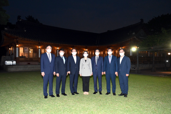 김부겸 국무총리(왼쪽에서 세 번째)와 최창호 산림조합중앙회장(오른쪽에서 두 번째) 등 단체장들이 면담 후 기념촬영을 하고 있다.