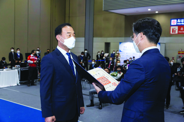 지난 19일 고양시 일산서구 킨텍스 제1전시장에서 열린 기계·로봇·항공산업 발전유공 포상식에서 유장영 대동 해외영업본부장이 ‘산업포장’ 유공자로 선정돼 박진규 산업통상자원부 1차관으로부터 상을 받고 있다. 