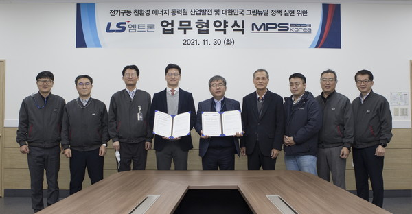 LS엠트론 트랙터사업본부장 강석호 상무(좌측에서 네번째)와 엠피에스코리아 양기일 대표(좌측에서 다섯번째)가 '전기구동 농기계 개발 업무협약'을 하고 있다.