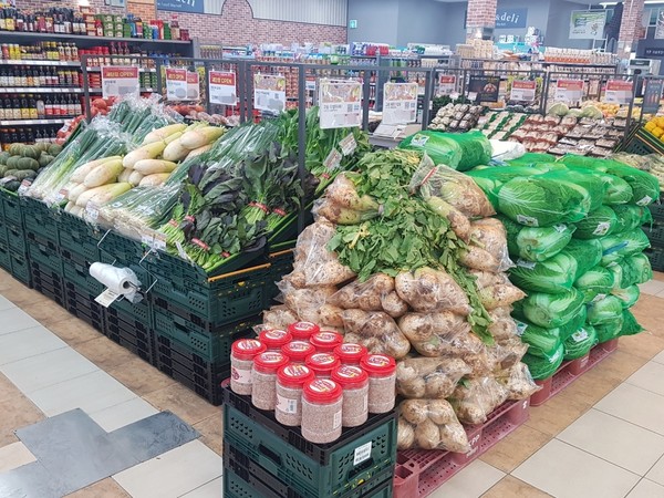 한국농촌경제연구원이 올해 식품소비행태조사 결과를 발표했다. 이에 따르면 코로나19 장기화로 인한 가계경제 위축으로 식품 구매시 가격을 우선적으로 고려하는 소비자가 더욱 늘어난 것으로 나타났다.