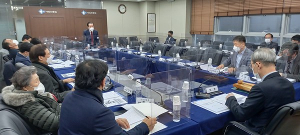 이승호 낙농육우협회장이 지난 22일 열린 낙농진흥회 간담회에서 생산자측 입장을 말하고 있다.