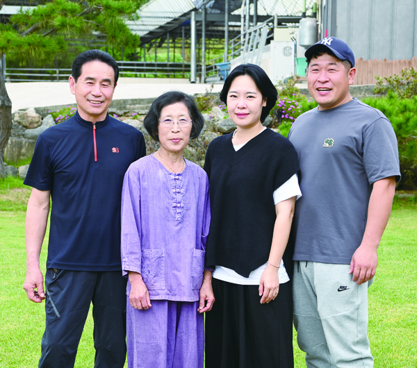 대상을 수상한 동림목장의 한동조 대표와 부인 김성림 씨, 며느리 김미정 씨, 아들 한성환 씨(왼쪽부터)