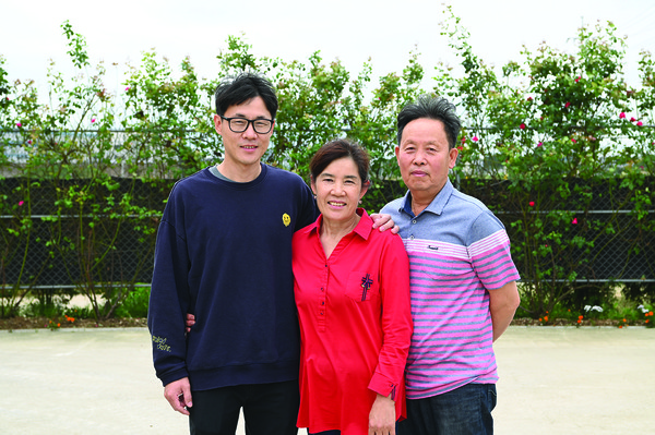 야목목장의 영농후계자인 조병성 씨와 어머니 하호순 씨, 조상묵 야목목장 대표(왼쪽부터)