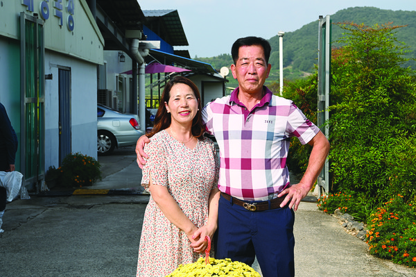 태영목장의 이승환 대표와 부인 홍옥련 씨(오른쪽부터)