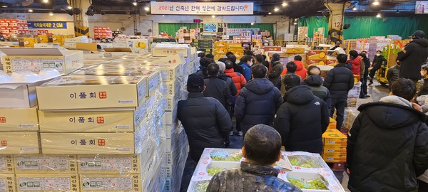 설 성수기를 목전에 둔 지난 13일 오전 가락동농수산물도매시장 중앙청과 과일경매장에서 배 경매가 진행되고 있다.