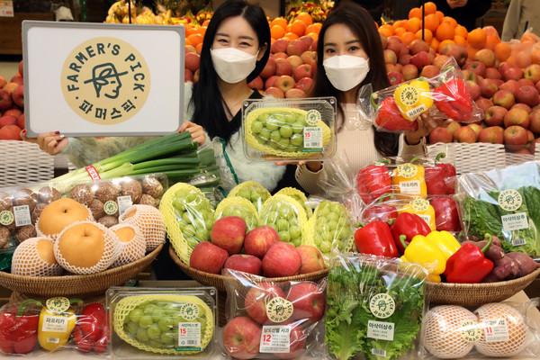 이마트는 과일과 채소의 구매기준을 선도하고자 신선식품 브랜드인 '파머스픽'을 선보이고 있다.